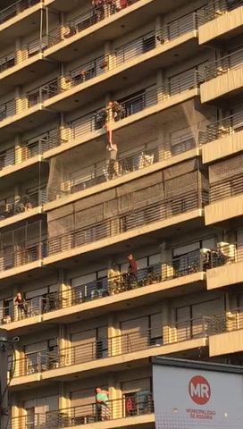 Rescatan a un niño de 8 años colgando de una baranda de un edificio
