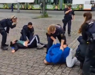 Atacante en el Mitin después de ser atrapado por los policías