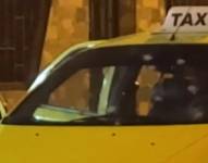 Imagen de un taxi que fue atacado con fusiles.