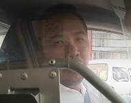 Quito: conductor se protege instalando cabina de seguridad antibalas en su taxi