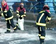 Los efectivos del Cuerpo de Bomberos de Quito limpiaron la calzada con material absorbente.