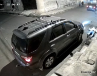 El chofer abrió fuego contra los delincuentes y uno de ellos recibe los tiros. En el video se observa que el malhechor cae a la calzada mientras los otros escapan en el carro.