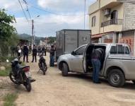 Imagen de un carro de Medicina Legal en el sector del cantón Pasaje, El Oro, donde un policía fue asesinado la mañana del lunes 7 de julio del 2025.