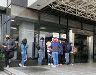 Desde las 06:00 los usuarios comenzaron a concentrarse en las puertas del Registro Civil