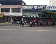 El cuerpo quedó tendido afuera del negocio.