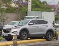 Imagen del auto baleado frente a una urbanización de Vía a la Costa, Guayaquil, la mañana de este viernes 21 de noviembre.