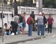 Foto de reservistas afuera de la Base de Movilización Occidental de Guayaquil.