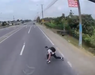 De acuerdo con información del ECU 911, el hecho ocurrió alrededor de las 13:20 en la carretera E-25, cerca del recinto El Deseo.