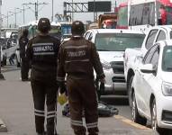 Imagen de personal de Criminalística en el sitio donde asesinaron a un taxista en Durán.