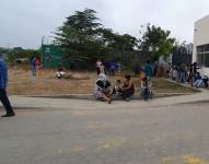 Decenas de personas llegaron hoy buscando atención médica, pero se toparon con las puertas del dispensario cerradas.