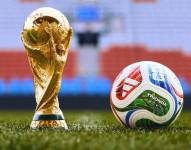 Imagen del trofeo de la Copa del Mundo y del balón oficial Trionda