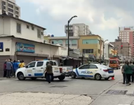 Una mujer murió tras recibir un disparo en la cabeza durante una persecución policial en el centro de Guayaquil.