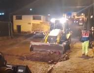 Maquinaria del Municipio trabajó removiendo tierra acumulada en Píntag.