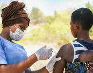 Una mujer recibe la vacuna contra la COVID-19 en el distrito de Kasungo, en Malawi.UNICEF05/1/2022