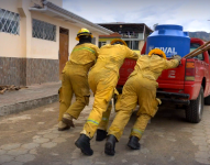 Los bomberos de Quilanga, en Loja, enfrentan incendios con una camioneta de 1997