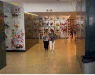 Las familias visitan a sus seres queridos en cementerios de Quito.