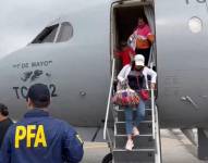 Imagen de Michelle Macías e Inda Peñarrieta bajando del avión militar argentino en Guayaquil, Ecuador.