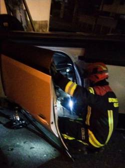 Uno de los bomberos atendió la emergencia en las avenidas Edmundo Carvajal y Brasil, norte de Quito.