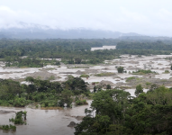Los 296 cráteres que los mineros ilegales abrieron para extraer oro quedaron cubiertos de agua.