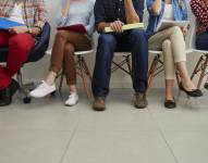 Personas esperando una entrevista de trabajo.