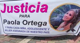 Un cartel de apoyo a Paola Ortega