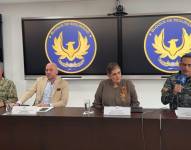 Imagen de Jaime Vela, comandante en jefe de las Fuerzas Armadas; Giancarlo Loffredo, ministro de Defensa; Mónica Palencia, ministra del Interior, y Víctor Zarate, comandante general de la Policía, informando sobre el ataque en la cárcel La Roca.