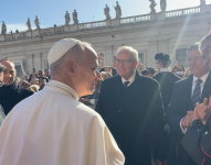 Captura de pantalla, Papa León XIV junto al director, Juan Xavier Cordovez en el centro derecha y el cardenal Luis Cabrera derecha.