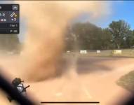 Remolino de viento interrumpe partido de Béisbol infantil