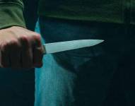 Imagen referencial para graficar a una persona con un arma blanca.