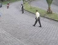 El hombre con machete caminaba descontrolado por una calle.