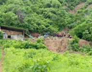 Imagen de personal de Bomberos de Manta interviniendo en el rescate del cadáver de un hombre en Manta, este 11 de marzo del 2025.