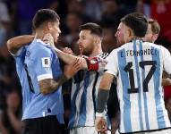 Messi terminó empujando y sujetando del cuello a un jugador de Uruguay.