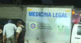 Imagen de un carro de Medicina Legal en una escena de crimen en las calles 33 y Maldonado, suburbio de Guayaquil.