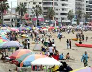 Imagen de personas en la playa de Salinas.