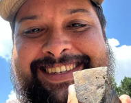 Roberto Vargas dejó su trabajo terapeuta de salud mental para dedicarse a recorrer el mundo en busca de rocas caídas del espacio.