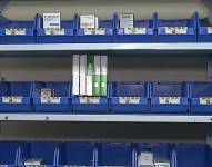 Estanterías vacías, no hay medicinas en el IESS.