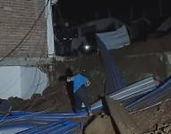 Personal de emergencia acudió al sitio para rescatar a los damnificados.