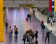 Aeropuerto de Venezuela con pasajeros.