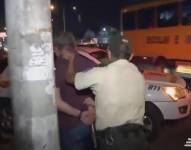 El hecho ocurrió cuando un patrullero de la policía circulaba con dos uniformados, por el kilómetro 15 de la vía Guayaquil - Daule.