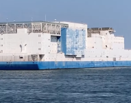 Imagen de la cárcel barcaza conocida como The Boat, que operaba en Nueva York, Estados Unidos.