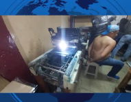 La policía allanó el negocio el fin de semana y decomisó 20.000 dólares adulterados.