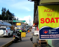 En las inmediaciones de Rumichaca, ciudadanos ofrecen el seguro desde los 14 dólares.
