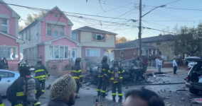 La camioneta fue totalmente destruida por la explosión.