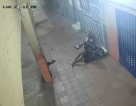 Delincuentes se hacen pasar como indigentes para despistar a la Policía y robar en el centro de Guayaquil. Cámaras de vigilancia han captado esta modalidad delictiva.