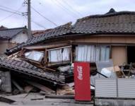 Hay informes de personas atrapadas bajo los escombros de sus casas derrumbadas.