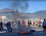 Manifestantes con llantas cierras las vías por el paro nacional.
