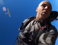 El youtuber Trevor Jacob se filmó saltando de su avioneta, dando a entender que lo hizo para salvarse.