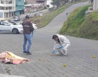 Imagen de equipos de Medicina Legal y Criminalística recogiendo indicios balísticos tras muerte violenta en Loja.