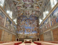 La Capilla Sixtina alberga a unas 200 personas en misas o hasta a 20.000 de los alrededor de 25.000 visitantes que llegan a diario, 5 millones al año. Aquí se ve lista para el cónclave de 2025.