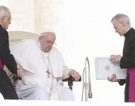 Dos personas ayudan al papa Francisco a movilizarse. Tiene problemas para caminar por los dolores.